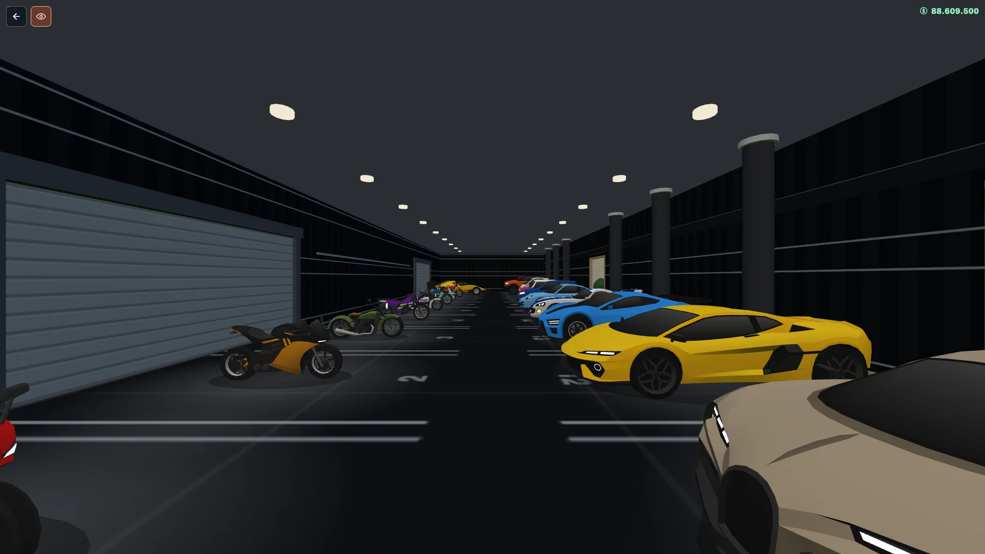 Showroom della Villa pieno con moto e auto disposte su due file